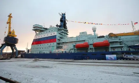 Clip: Cận cảnh sức mạnh tàu phá băng "khủng" nhất thế giới của Nga