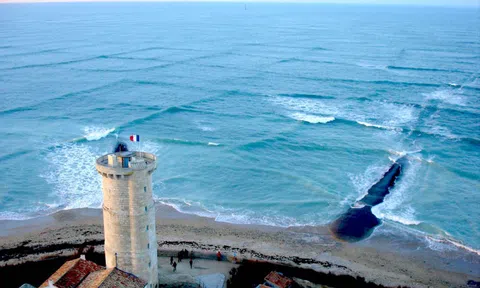 Nơi có sóng biển hình vuông, hồ nước siêu mặn