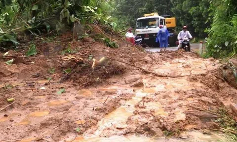 Sạt lở đất ở Nam Trà My: Động viên, giữ học trò Trà Leng ở lại trường