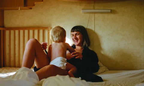 Trải nghiệm lần đầu làm mẹ của nhiếp ảnh gia người Anh