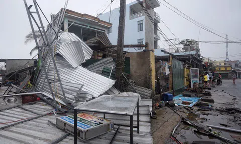 Clip: Ám ảnh cảnh tượng bão số 9 hung hãn đổ bộ đất liền