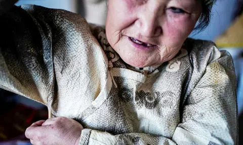 Người phụ nữ Trung Quốc làm quần áo từ da cá