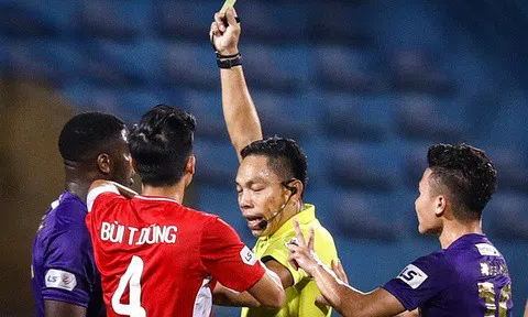 Quang Hải đòi trọng tài đuổi Bùi Tiến Dũng
