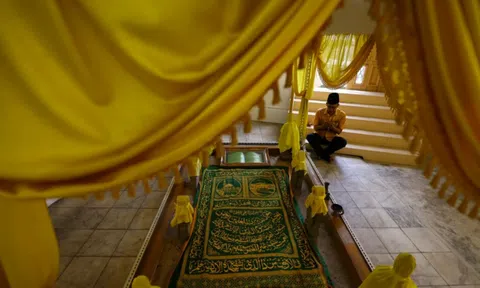 Hậu duệ hoàng gia Singapore bị trêu chọc là 'hoàng tử xử lý rác'