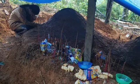 Nữ sinh Trà Leng gục khóc bên mộ của cha, mẹ