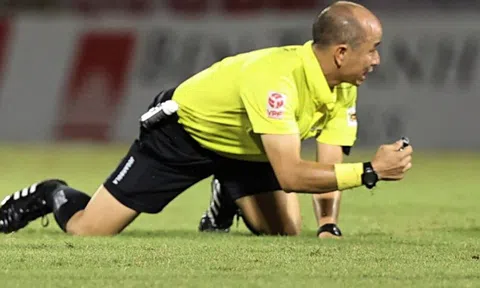 Trọng tài V.League ngã vì bị cầu thủ va trúng