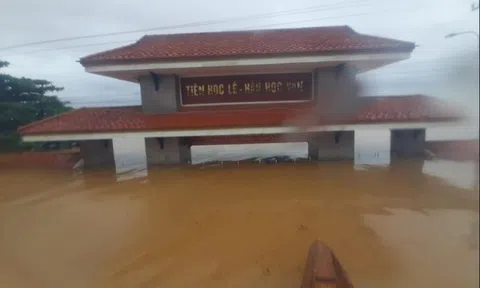 Trường học sập tường, bung cửa vì lũ lụt