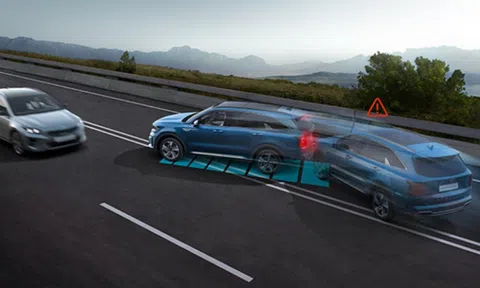 Kia Sorento 2021 tự khóa bánh xe sau va chạm
