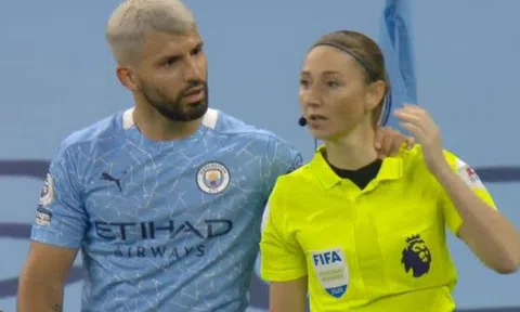 'Aguero sẵn sàng xin lỗi vì níu vai trọng tài nữ'