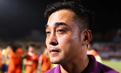 HLV Đức Thắng khóc khi đưa Bình Định lên V.League 2021