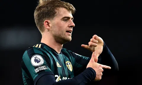 Tiền đạo Leeds lập kỷ lục với cú hat-trick vào lưới Aston Villa