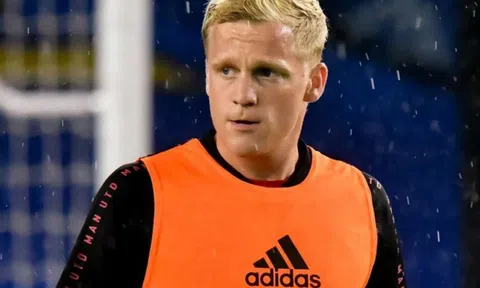 ‘Van de Beek không nên đến MU’