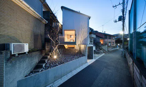 Ngôi nhà 4 tầng có ban công lơ lửng trên diện tích đất 50 m2