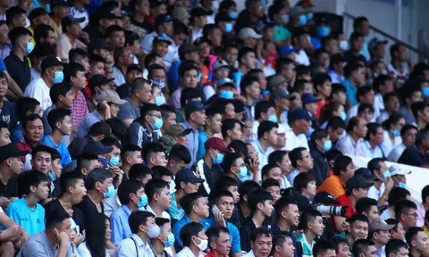 CĐV Bình Định đến sân chật kín chờ đội nhà thăng hạng V.League