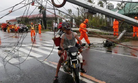 Vỡ đê, làng mạc bị nhấn chìm trong bão Goni ở Philippines