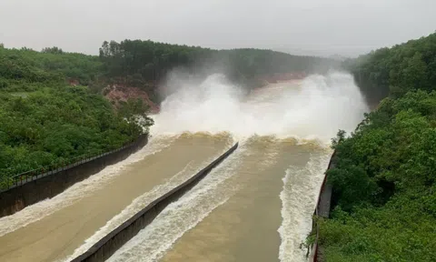 Hồ Kẻ Gỗ tiếp tục xả lũ, Hà Tĩnh di dời 394 hộ dân đến nơi an toàn