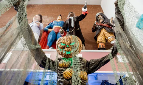 Trang phục Halloween hình giấy vệ sinh, virus corona bán chạy tại Mỹ