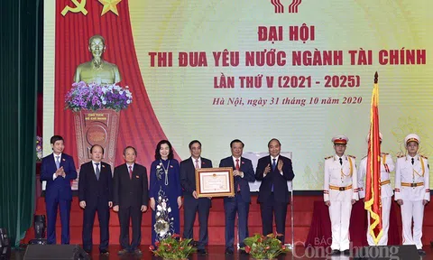 Ngành Tài chính tôn vinh các gương thi đua điển hình