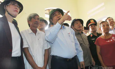 Thủ tướng Nguyễn Xuân Phúc thị sát, thăm hỏi người dân chịu ảnh hưởng của bão số 9