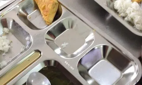 Phụ huynh tại TP.HCM bức xúc vì suất ăn của trẻ chỉ có trứng, rau