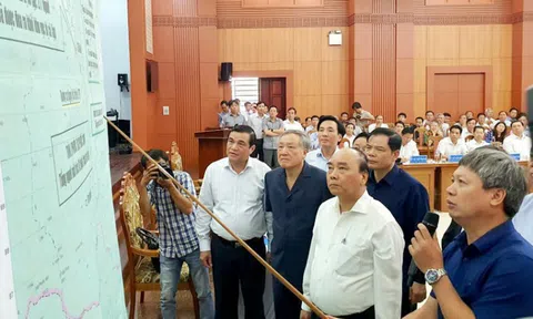 Thủ tướng: Không để người dân vùng bão lũ 'màn trời chiếu đất, đói cơm lạt muối'