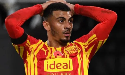 Tân binh Premier League lâm khủng hoảng