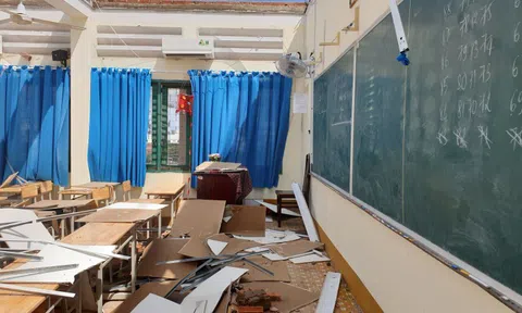 TP.HCM: Lốc xoáy làm hư hại trường học, tìm chỗ tạm cho 2.000 học sinh