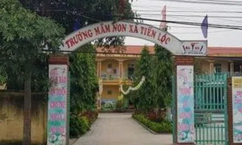 Bé gái 3 tuổi ở Thanh Hóa bị bỏ quên trong nhà vệ sinh trường học