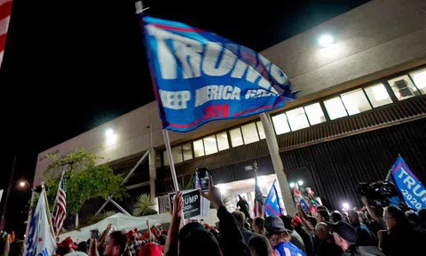 Người ủng hộ ông Trump vây điểm kiểm phiếu ở bang Arizona