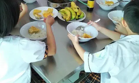 'Bữa trưa của trẻ chỉ có trứng và canh là quá đơn điệu'