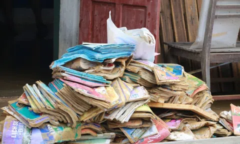 Thầy cô lội bì bõm dọn dẹp chờ nước rút để đón học sinh