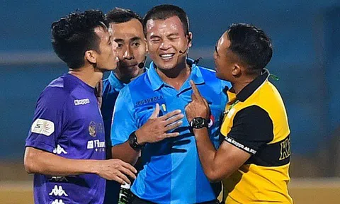 CLB Hà Nội vây trọng tài trong giờ nghỉ