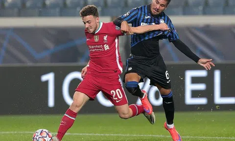 Tin bóng đá 24h hôm nay 4/11: Liverpool thắng đậm khó tin; Nhìn trộm VAR, Luis Suarez nhận thẻ vàng; Maradona nhập viện