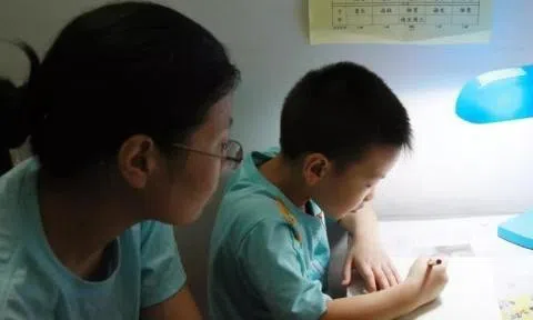 Người mẹ ở Trung Quốc phải viết tường trình vì không dạy con học