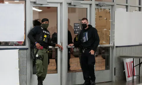 Đeo găng tay và khẩu trang, các nhân viên tập trung để kiểm phiếu