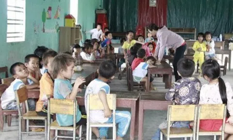 Học sinh phải đi vệ sinh vào bô