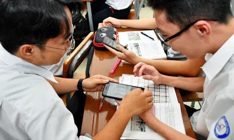 Thận trọng khi học sinh mang điện thoại vào lớp