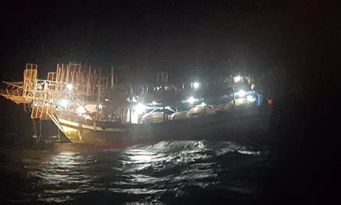 Cấp cứu kịp thời một ngư dân bị tai biến khi đang đánh bắt trên biển