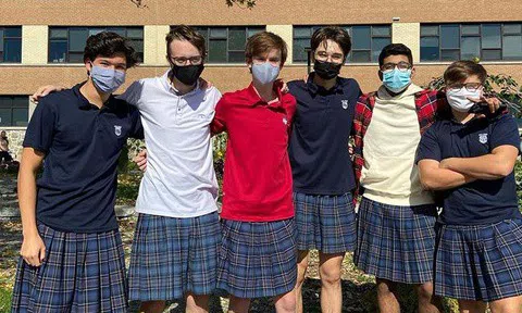 Nam sinh ở Canada mặc váy đến trường