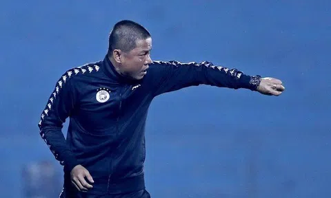 HLV Chu Đình Nghiêm bị cấm chỉ đạo trận CLB Hà Nội phải thắng để bảo vệ ngôi vô địch V-League