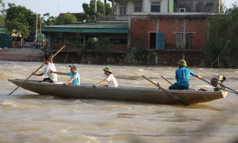 Những người hùng chân đất cứu hàng trăm người trong lũ dữ