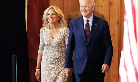 Vợ chồng ông Joe Biden diện đồ ăn ý khi ở bên nhau