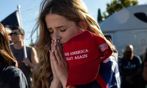 Người ủng hộ ông Trump cầu nguyện, mong thế trận đảo chiều