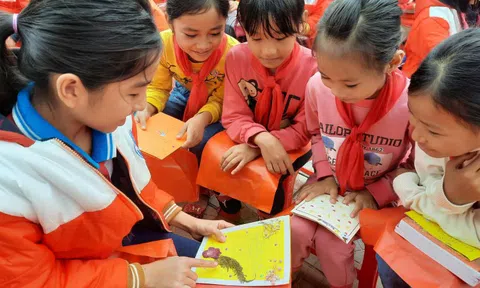 Cánh hạc yêu thương “Đồng hành cùng học sinh vượt lũ đến trường”