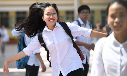 Đề văn chọn học sinh giỏi chỉ có 3 từ 'Bạn màu gì?'