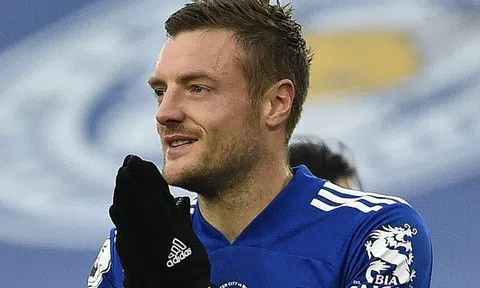 Vardy đưa Leicester lên đầu bảng Premier League