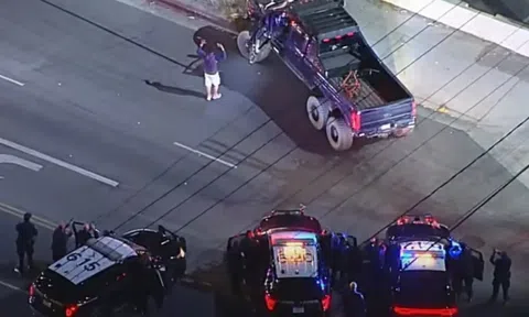 Tên trộm bị truy đuổi vì đánh cắp xe bán tải trị giá 350.000 USD