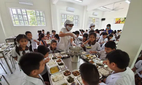 Bữa ăn bán trú: Ngộ độc rình rập, nghèo dinh dưỡng