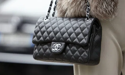 Hãng Chanel, Louis Vuitton tiếp tục tăng giá giữa mùa dịch Covid-19