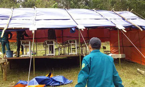 Cô trò học trong lán vì lo núi lở